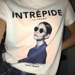  - En fin nästan oanvänd t-shirt. Köpt i somras på Only ✨ Jag är en S/36 Frakt:50kr 