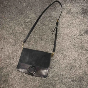  - As snygg väska från Wera, äkta skinn o mocka! 