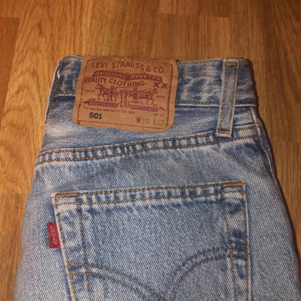 W25 L32. (Lite små i midjan så skulle kunna säga W23/24)  Nya och i fint skick Levis 501 byxor. Jag säljer för att jag redan har ett par till. Inga defekter, hål eller fläckar. . Jeans & Byxor.