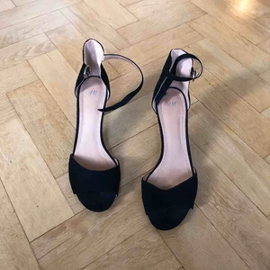  - Svarta klackar från HM. Använda en gång.