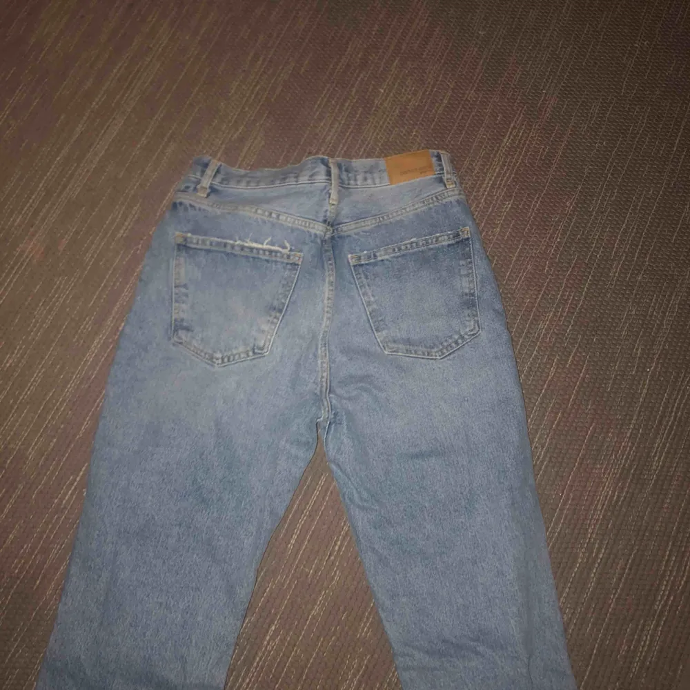 Supersnygga momjeans med slitningar från Gina tricot Frakt tillkommer💕 . Jeans & Byxor.