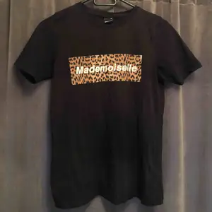 En superfin T-shirt med leopard tryck ifrån Gina Tricot. Sparsamt använd. Säljer pga att jag har så många liknande.   🐆😘