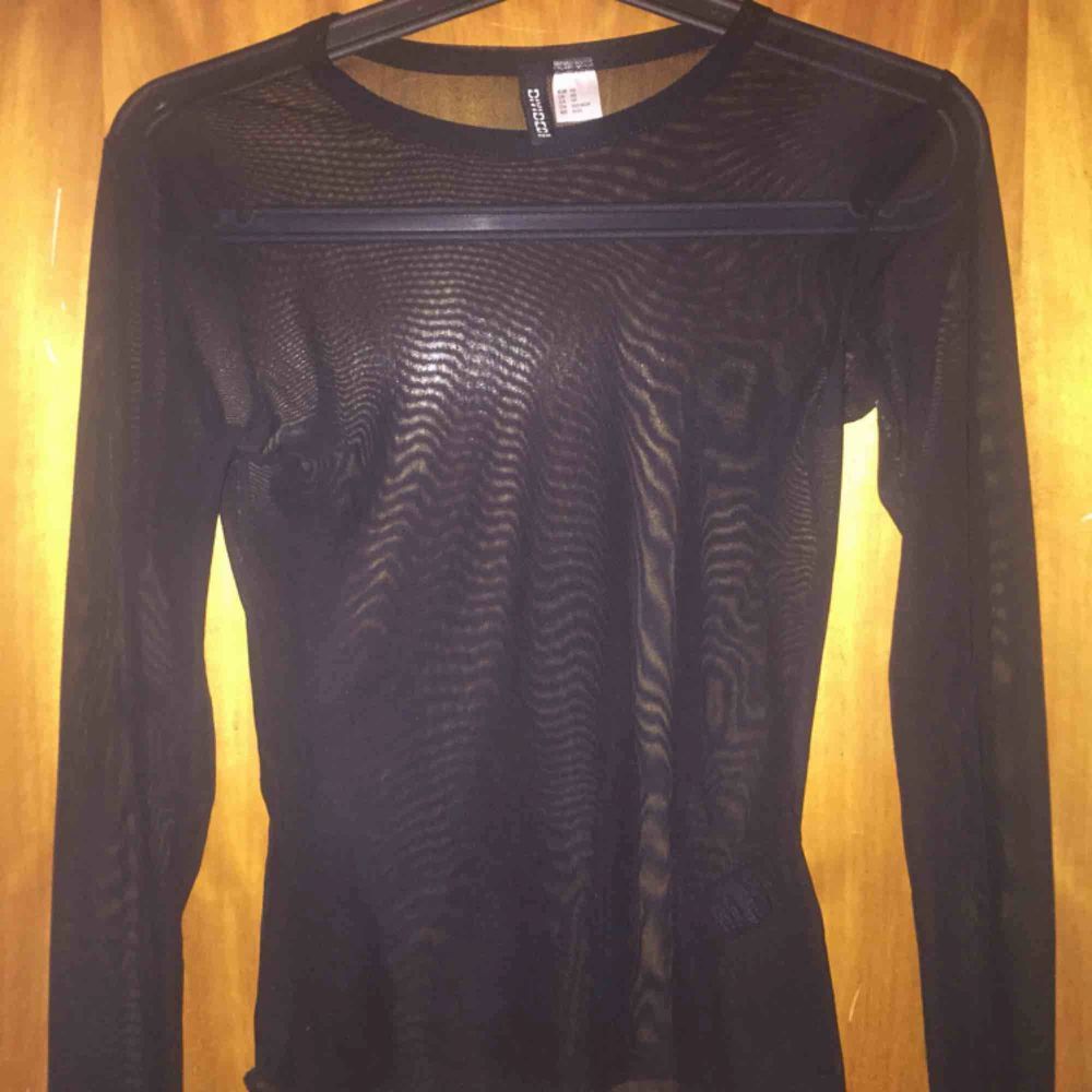 Fin mesh tröja från HM, använd 1 gång så i nyskick! stretchig och bra, skriv vid intresse eller frågor! köpare står för frakt :). Toppar.