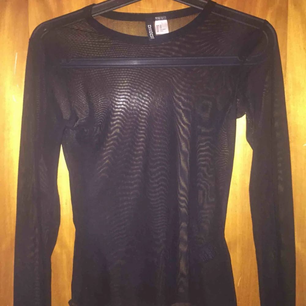Fin mesh tröja från HM, använd 1 gång så i nyskick! stretchig och bra, skriv vid intresse eller frågor! köpare står för frakt :). Toppar.