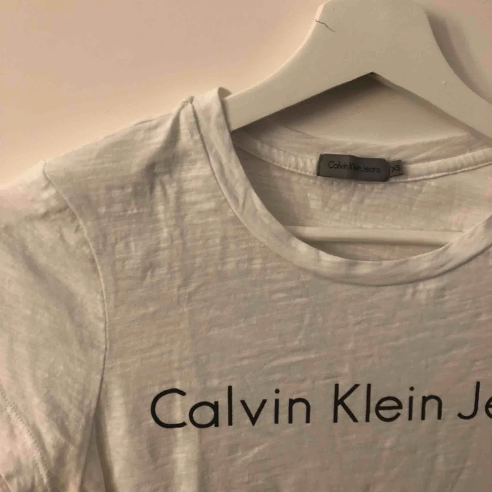 Calvin Klein tshirt i stl XS men passar även S. Använd ett fåtal gånger. T-shirts.