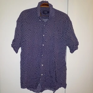  - Mönstrad skjorta med mörkblå botten