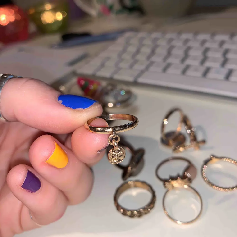 Guldfärgade ringar med olika design, de varierar i stl så om du undrar kring någon är det bara att fråga! OBS: Alla är sålda förutom den med tunntflätat kors, den tjocka flätan och sen på sista bilden. Accessoarer.