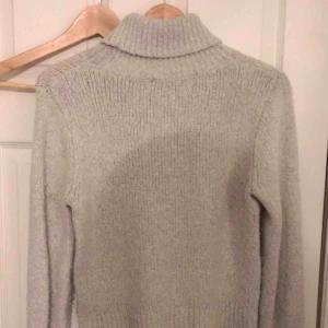  - One size. Skulle säga att den passar både S och M, strechig och skön. Polotröja. Hör av dig om du är intresserad.  Vänligen,  Filippa