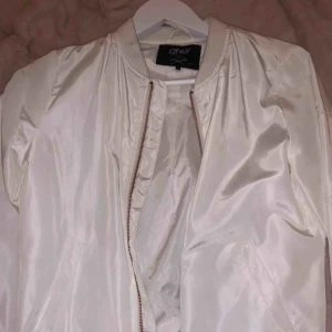  - Bomberjacka ifrån Only. Storlek S men passar Xs. Använd fåtal gånger. Priset kan diskuteras.