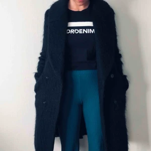  - Svart superskön, varm & snygg (!) höst och vinterkappa. Surfa runt på stan med grå hoodie och denna över 😍🙏🏾  50% wool 35% mohair 11% avrylic 4% polyester