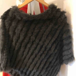  - Super fin päls, jättebra att köpa begagnat! Fint skick. 