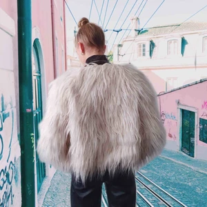  - Cremevit Fluffjacka från Gina Tricot, mkt fint skick. Rosa silkit foder. Kan skicka fler bilder om ni vill haaaa 