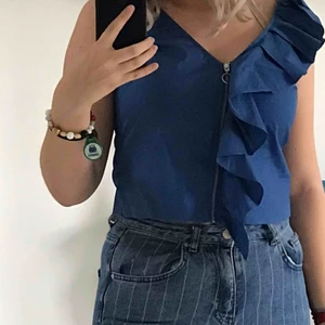  - Korn blå blus med diagonal volang och dragkedja  kontakta mig om frakt samt annan information❤️❤️