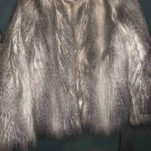 - Silver/vit faux pälsjacka från HM, kostade ca 600 kr men har råkat få sminkfläck på insidan vid nacken, därav lågt pris. Väldigt fint skick. 