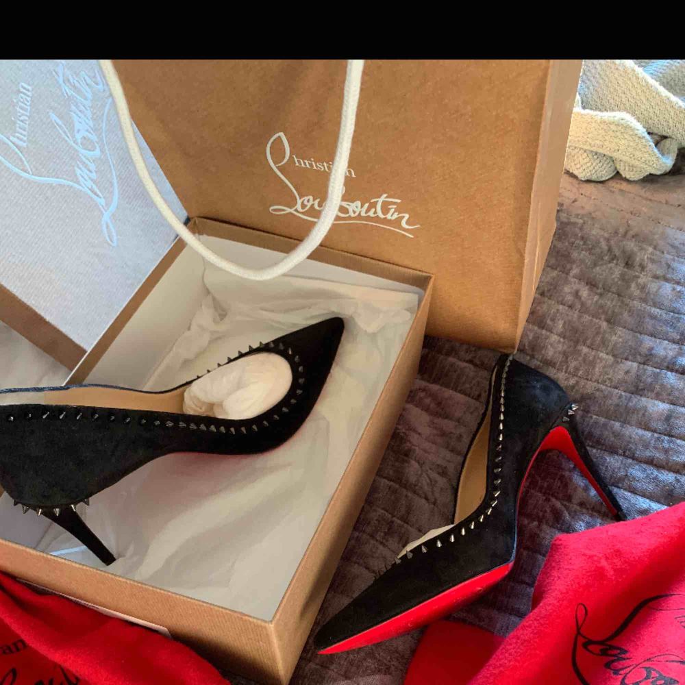 Säljer oanvända Louboutin Black Anjalina st 40. Inköpta för 8900:- i butik i Paris April 2019. Original förpackning och dustbag. Skor.