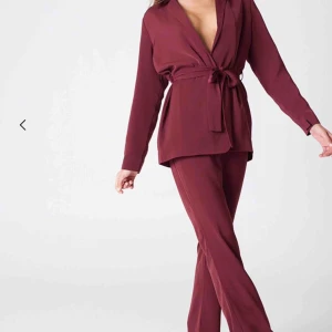  - Kostymset från na-kd X hannaliscious första drop i vinröd färg. Både byxorna och kavajen är i strl 36🔥 frakt tillkommer!