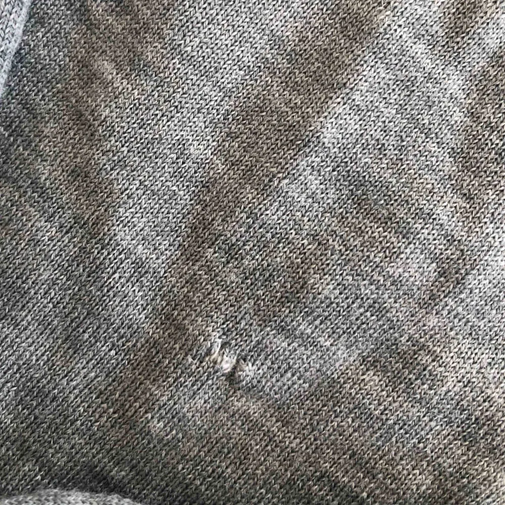 Superfin tröja från Filippa k i merino ull. Denna tröja är i perfekt skick. Har dock fått ett litet hål som är sytt på ett korrekt sätt. Syns inte vid användning . Stickat.