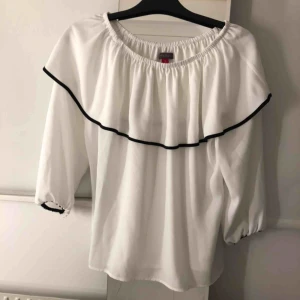  - Vit off shoulder blus i storlek S, använd ett fåtal gånger