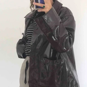  - Glansig regnjacka från Weekday. Säljer endast av anledningen att jag behöver cash