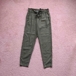  - Väldigt fina kostym liknande byxor i khaki-grön. Använt ca 2 gånger och är i väldigt bra skick! Frakt tillkommer 