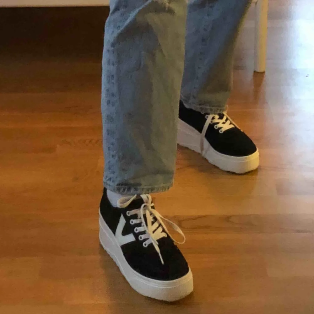 Ett par platåsneakers från vox, använda endast ett fåtal gånger. Nypris 350kr, inga fel eller liknande säljs då de var fel storlek❣️. Skor.