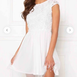  - Så fin klänning som jag köpte till studenten, använde dock en annan så denna är ny. Typ genomskinligt tyg på ryggen. Lappen är kvar! Köpt för 499 kr på bubbleroom. Frakt tillkommer! 🥰