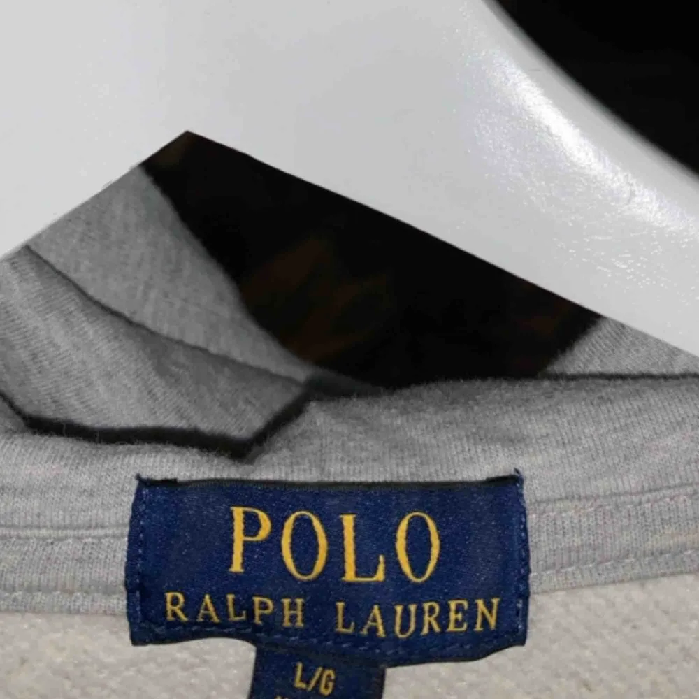 Oanvänd polo ralphlauren tröja. Passar storlek s/m. Köparen står för frakten. Tröjor & Koftor.