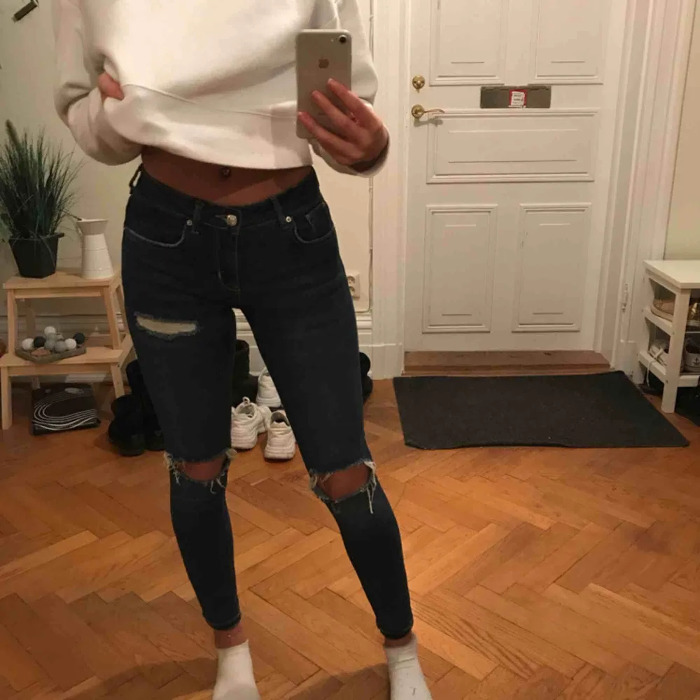 Snygga jeans från Gina, säljer då de inte kommer till användning längre. Jeans & Byxor.