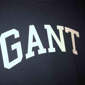  Snygg, stilren marinblå GANT T-shirt, använd 1 gång.