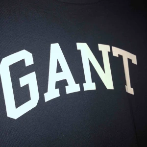  -  Snygg, stilren marinblå GANT T-shirt, använd 1 gång.