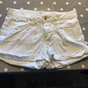 Vita shorts, från h&m, bra skick, skickas ej!💗