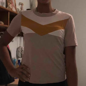  - T-shirt från weekday. 90 kr + frakt. Priset kan diskuteras!