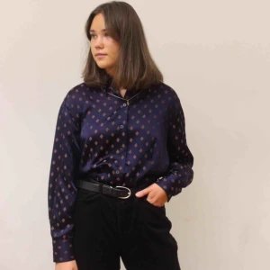  - En blå skjorta med ett modernt mönster, materialet är i silke och funkar perfekt till vardag men även till fest🤩