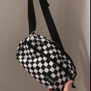  - Cool rutig magväska, endast använd 1 gång. 🌸 