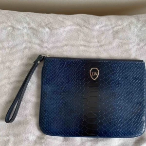  - Fin kuvertväska i skick som ny. Använd fåtal gånger, inga skador. Som ny. Ord pris 800 kr. Äkta skinn.