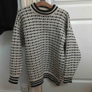  - Jättefin och varm stickad tjocktröja, liten defekt vid kragen se bild. Storlek M.