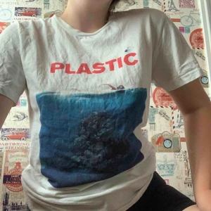  - Vit t-shirt från T-shirt factory med coolt och unikt Jaws-tryck. Fri frakt!