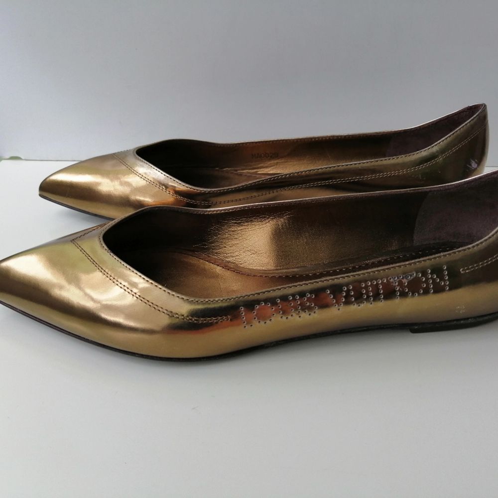 Louis Vuitton Frivolous Flat Ballerina, very good condition,there are several defects of storing that led to some rub of the gold toping. Come with original box, size 38, insole 24.5cm, write me for more info and pics, !!!!! delivery to USA, Canada, Australia NO return. Skor.