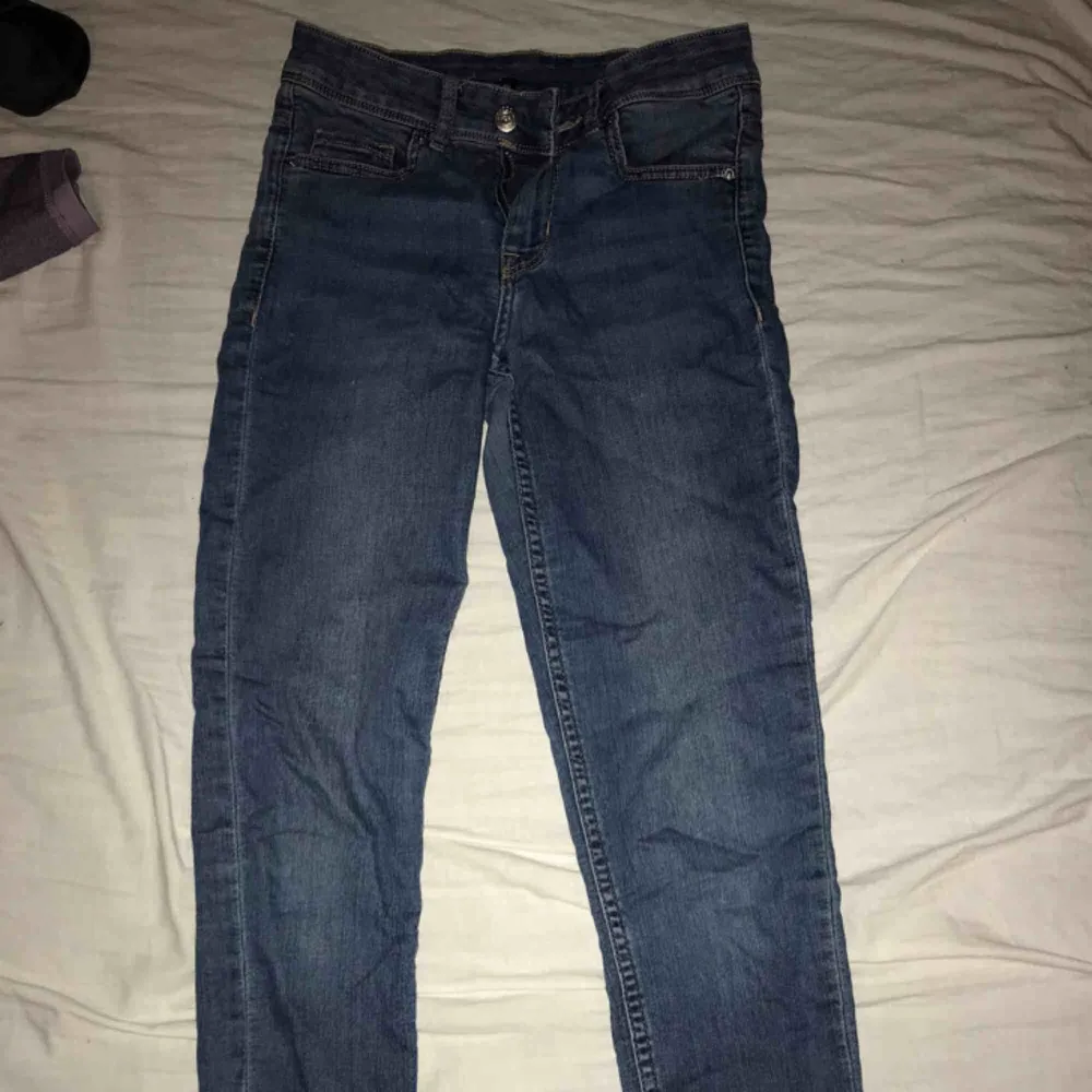 Blåa avklippta jeans från hm storlek s . Jeans & Byxor.