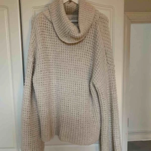  - JÄTTEMYSIG myströja som jag tyvärr inte använder pga så många stickade tröjor hemma :/ supervarm och absolut inte sticksig, gör ont att sälja denna haha. 