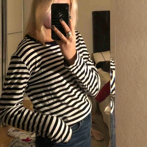  - Randig trendig tröja från monki💕Köpt för 150kr