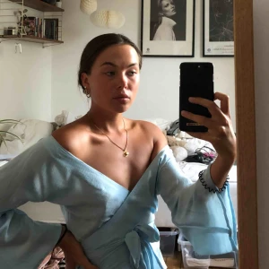  - Blus från BikBok. Använd 2-3gånger. Passar även S då det är stretch där bak. Sista bilden är inte det mest attraktiva. Man knyter toppen runt midjan så är stretch delen där baktill. 