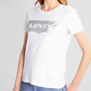  - Tröja från Levis med silvrigt tryck. Storlek xs