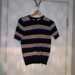  - super skön randig tshirt från zara. säljer den för det är inte min stil längre