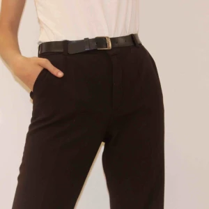  - Ett par kostymbyxor i en snygg kastanjebrun färg med något utsvängda ben. En smalare passform med längre ben, Modellen på bilden är 1.76 cm lång🥰