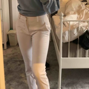  - Vita jättesnygga kostymbyxor från zara, formar rumpan så snyggt