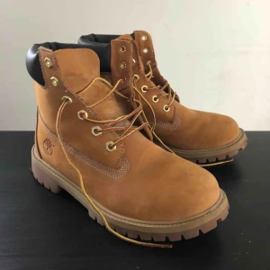  - Asnajs timberlands som enbart är använda 2 gånger, alltså fortfarande i nyskick. Supernajs nu i höst😊Nypris 2000kr. möts helst upp, vid frakt betalar köpare. Kan mötas i Enskede eller Stockholm C 