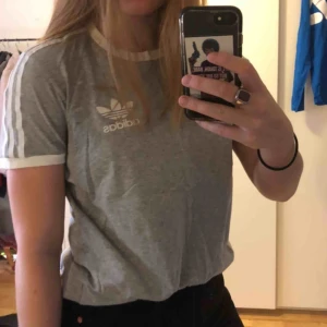  - Adidas T-shirt i väldigt fint skick. Herrstorlek S men passar bra på mig som brukar ha M. Kan mötas upp i Stockholm eller frakta men du står isf för frakten!🙌🏼