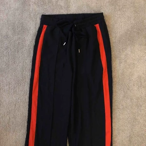  - Nytt✨ marinblå/orange byxa, fickor med dragsko och dragkedja nedtill. Frakt tillkommer eller möts upp.