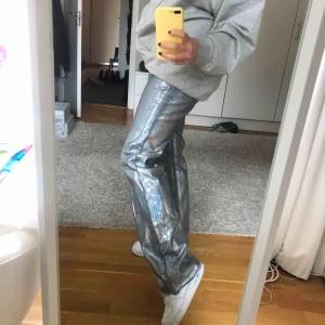  - Supertrendiga silverbyxor från Zara (slutsålda vad jag vet). Knappt använda, i nyskick. Aningen små i storleken, dessa är i strl 40 eftersom jag ville ha de längre och pösigare. jag är däremot vanligtvis en 36 i alla mina byxor😇